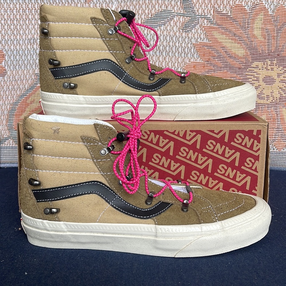 Vans WMNS Sk8-Hi Echo Dx
(Hairy Suede) Butternut/T
VNOA7Q50B75
Sneakers - Picture 1 of 16